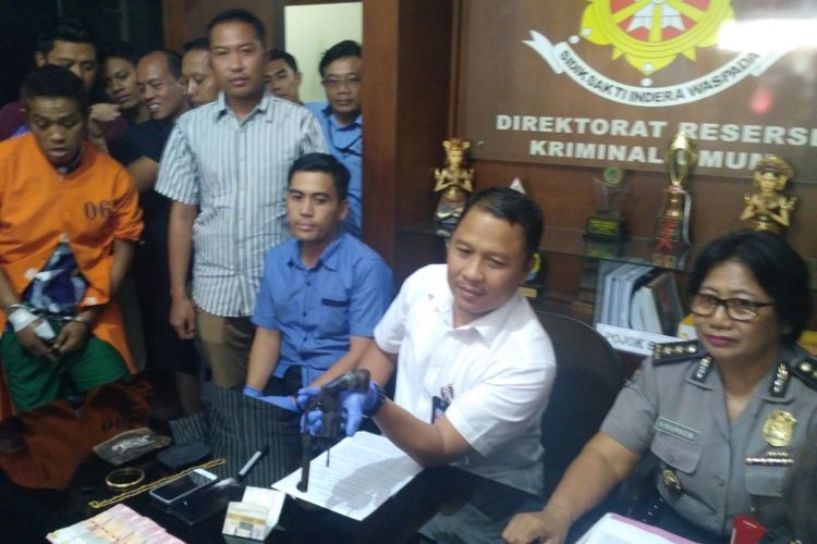 Wadir Reskrimum Polda Bali AKBP Sugeng Sudarso saat memberikan keterangan pers mengenai penangkapan pelaku kejahatan yang menggunakan senjata api di Mapolda Bali, Selasa (30/1/2018).