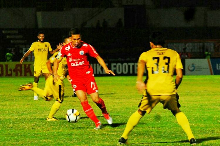 Kapten Persija Jakarta Ismed Sofyan dalam laga melawan Bhayangkara FC di Stadion Sultan Agung Bantul
