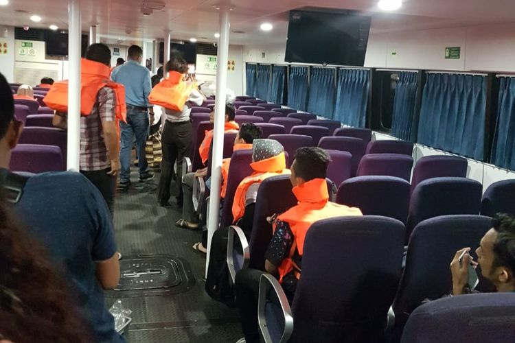 Kapal feri pengangkut penumpang dari Tanjungpinang menuju Batam, Kepulauan Riau, MV Oceana Dragon 6 kandas di peraian Pulau Ngenang sekitar pukul 19.05 WIB, Kamis (16/5/2019).
