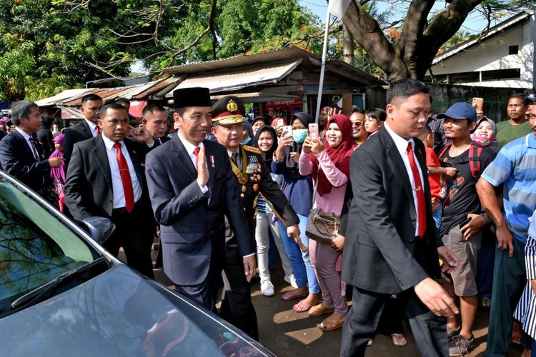 Presiden Joko Widodo harus berjalan kaki saat menuju lokasi peringatan hari ulang tahun ke-72 TNI di Dermaga Indah Kiat, Cilegon, Banten, Kamis (5/10/2017). Sekitar 3 kilometer sebelum tiba di lokasi, iring-iringan Jokowi terjebak macet parah.