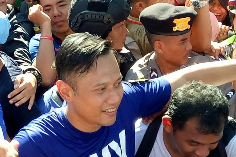 Agus Harimurti Yudhoyono mengikuti acara jalan sehat bersama sebagai rangkaian acara Rakernas Partai Demokrat di Mataram, NTB, yang berlangsung pada 7-9 Mei 2017