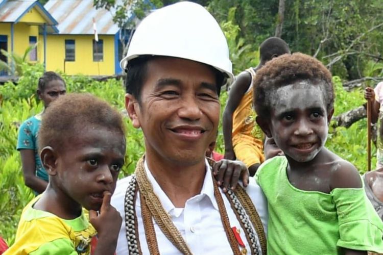 Presiden Joko Widodo menggendong dua balita di Kampung Kayeh, Kota Agats, Kabupaten Asmat, Papua, Kamis (12/4/2018). Balita berkaus kuning juga bernama Jokowi.