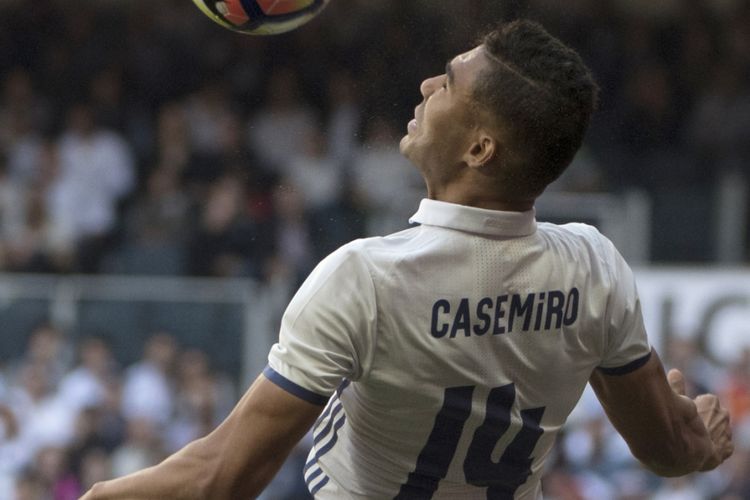 Casemiro menyambut bola saat Real Madrid melawan Atletico Madrid pada partai lanjutan La Liga - kasta teratas Liga Spanyol - di Stadion Santiago Bernabeu, 6 April 2017.