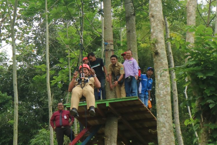 Sekretaris Daerah Kota Malang, Wasto saat menjajal flying fox di Kampung Topeng, Kelurahan Tlogowaru, Kota Malang, Selasa (16/1/2018)