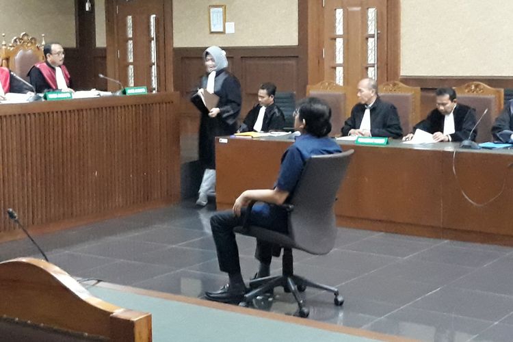 Advokat Lucas duduk di kursi terdakwa di Pengadilan Tipikor Jakarta, Rabu (7/11/2018).