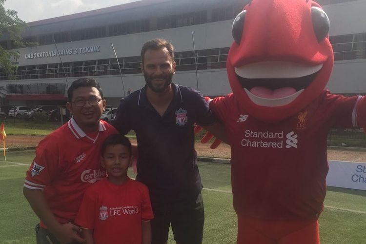 Erwin Saleh (kiri) bersama sang anak, Nino Arghana Saleh, dan legenda Liverpool, Patrik Berger (kaus kerah abu) saat sesi soccer clinic di Lapangan Simprug, Jakarta Selatan, Minggu (11/3/2018).
