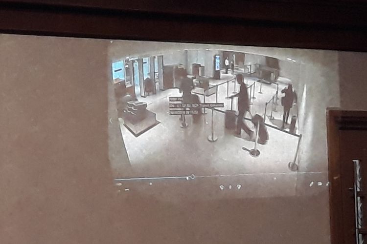 Jaksa KPK memutar video kamera pengawas Bandara Soetta di Pengadilan Tipikor Jakarta, Kamis (20/12/2018).