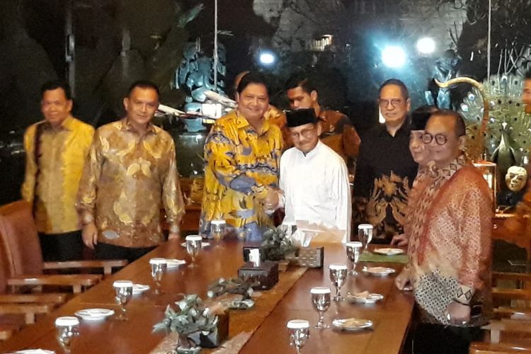 Ketua Umum Partai Golkar Airlangga Hartarto beserta jajaran partainya bertemu Presiden ketiga RI yang juga senior Partai Golkar, Bacharuddin Jusuf Habibie, Jumat (3/8/2018).
