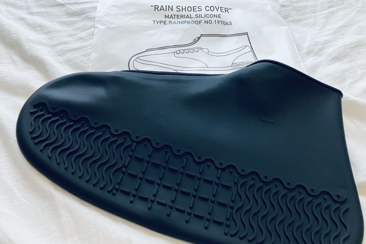 Ilustrasi cover sepatu atau penutup sepatu tahan air. (KARAKSA MEDIA PARTNER)