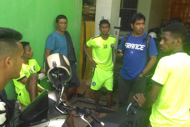Pelatih kiper Yanuar Hermansyah (kiri) dan pemain Arena FC Ricky Ohorella (tengah) kehilangan HP saat latihan di Stadion Gajayana Malang, Jawa Timur, Rabu (17/07/2019) pagi.