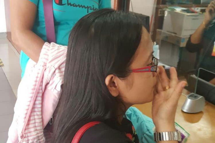 Asnawati boru Sijabat saat berbicara lewat telepon dengan Jonathan Sihotang di penjara Reman, Penang, Malaysia, Sabtu (14/1/2019).