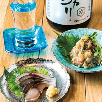 Shime-shaba yang direndam dengan marinade dengan rasa  ringan seharga 540 yen (depan) dan osakana namerou atau ikan cincang halus dengan miso seharga 486 yen (kanan tengah) adalah dua lauk populer di pub ini.