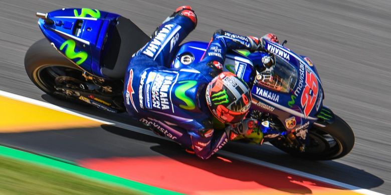 Pebalap Movistar Yamaha MotoGP asal Spanyol, Maverick Vinales, memacu motornya pada sesi pemanasan GP Jerman di Sachsenring, Minggu (2/7/2017).