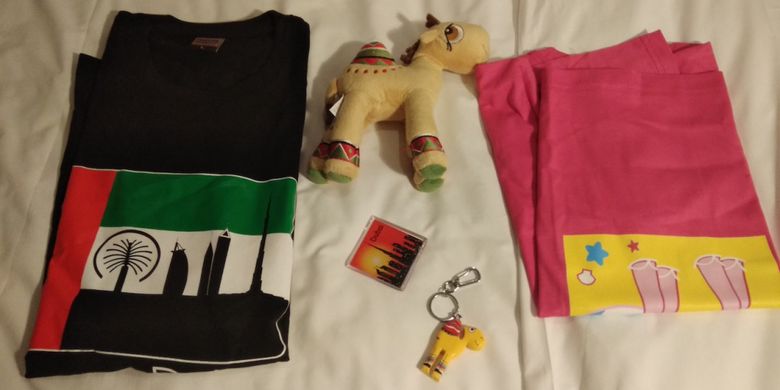 Oleg-oleh berupa gantungan kunci, boneka unta, kaus ukuran dewasa serta anak-anak, dan magnet kulkas yang dibeli di Dubai Mall dengan budget Rp 821.400