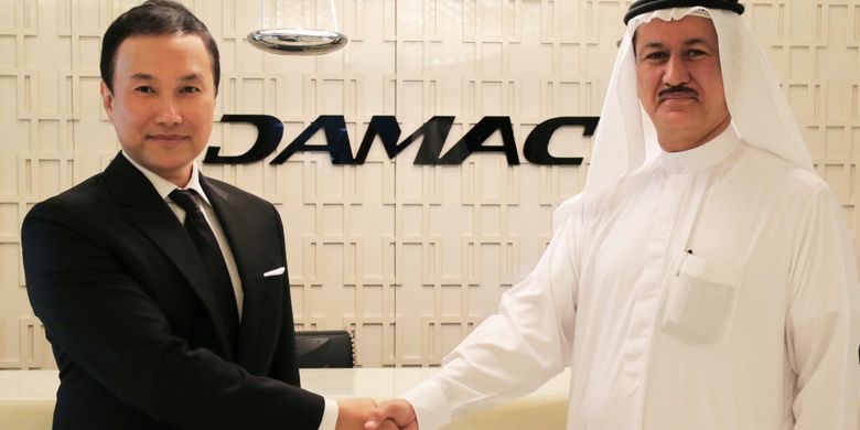 CEO dan Managing Director PSD Glen Chan bersalaman dengan Chairman DAMAC Hussain Sajwani.