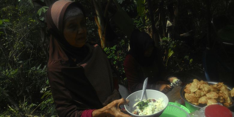 Tukilah dan dawet sambal bikinannya yang dijajakan di Dusun Clapar, Desa Hargowilis, Kecamatan Kokap, Kulon Progo, DI Yogyakarta.