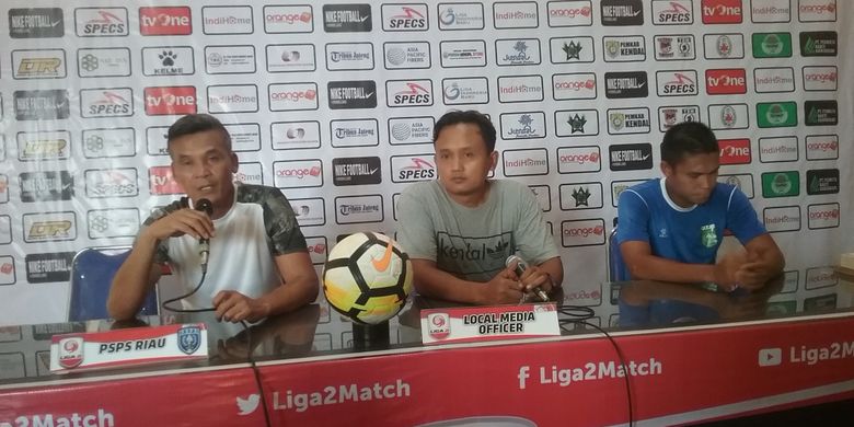 Pelatih PSPS Riau, Hendri Susilo, saat jumpa pers dengan wartawan. Kompas.com/Slamet Priyatin