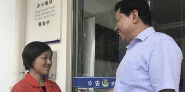 Li Man (kiri) berbincang dengan pengusaha lokal bermarga Zhu. Li yang merupakan seorang penyapu jalan menuai pujian karena mengembalikan tas berisi uang Rp 330 juta.