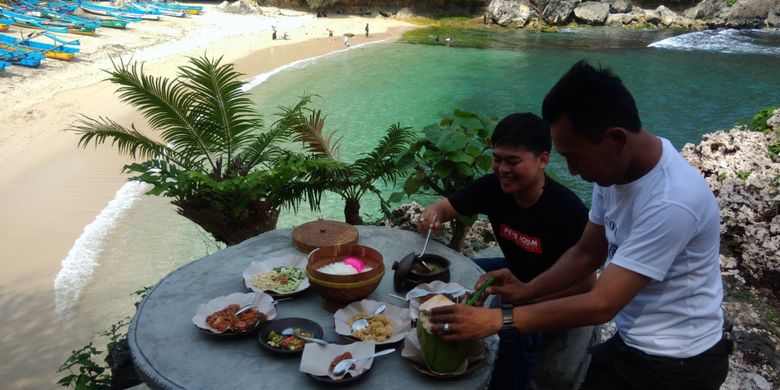 Menikmati makanan di Pantai Gesing, Kecamatan Panggang, Gunungkidul, DI Yogyakarta, Kamis (13/12/2018). Harga makanan di sini terjangkau ditambah pemandangan yang indah.