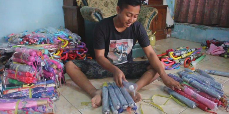 Sejumlah pekerja merapihkan payung di halaman rumah Nuriman, di Desa Panguragan Wetan, Kecamatan Panguragan, Kabupaten Cirebon, Jawa Barat, Selasa (8/1/2019). 