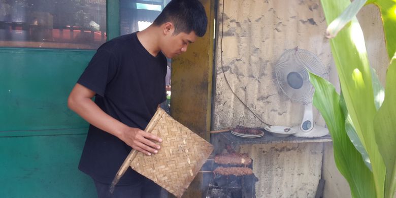 Achmad Kabir, pengelola Warung Sate Gebug di Kota Malang saat membuat sate gebug untuk pelanggannya, Minggu (20/1/2019). 