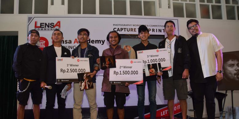 Gregory Chricentius Doanta Sitepu, Muhammad Nur Abdul Hakim, serta Eko Bambang S menjadi pemenang workshop Lensa Academy Capture to Print yang digelar perdana di Gedong Putih, Bandung Barat, Minggu (27/1/2019) lalu. 