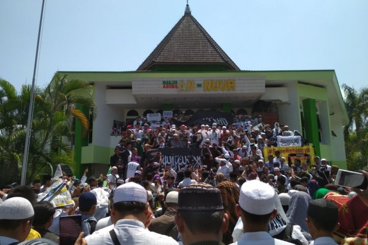 Massa memadati Masjid Agung An-Nur Sawitan, Mungkid, Magelang, untuk menggelar aksi bela Rohingya, Jumat (8/9/2017).