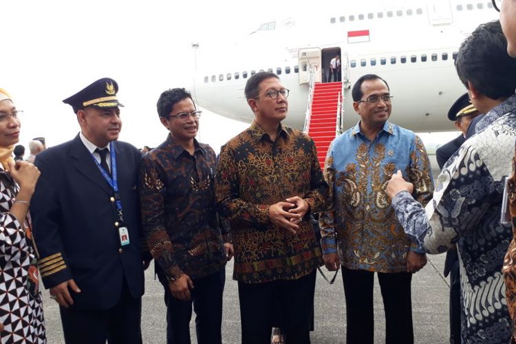 Direktur Utama Garuda Indonesia, Pahala N Mansury bersama, Menteri Perhubungan Budi Karya Sumadi dan Menteri Agama Lukman Hakim Saifudin di GMF AeroAsia, Tangerang, Senin (9/10/2017)