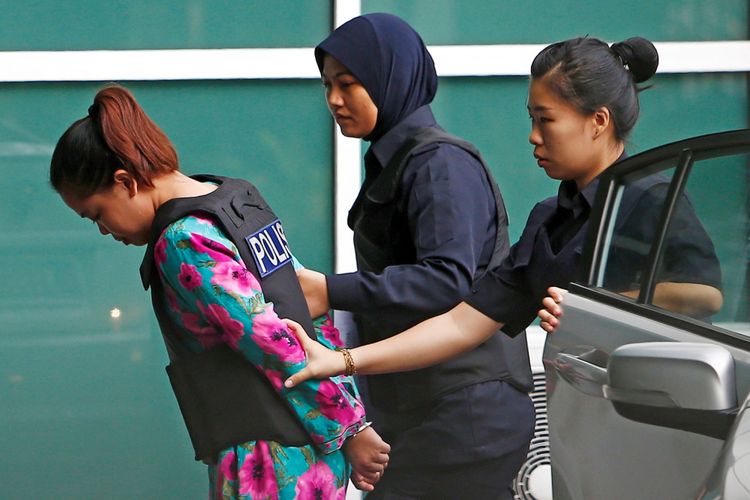 Warga Indonesia Siti Aisyah yang menjalani sidang pembunuhan Kim Jong Nam, saudara tiri laki-laki pemimpin Korea Utara, dikawal saat ia tiba di Departemen Kimia di Petaling Jaya, dekat Kuala Lumpur, Malaysia, Senin (9/10/2017).