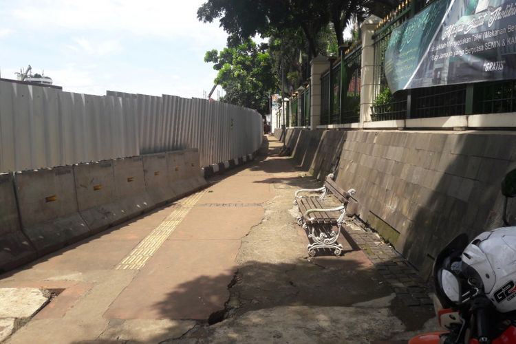 Trotoar di depan Gedung Kemendikbud yang menyempit akibat proyek MRT, Rabu (7/3/2018).i