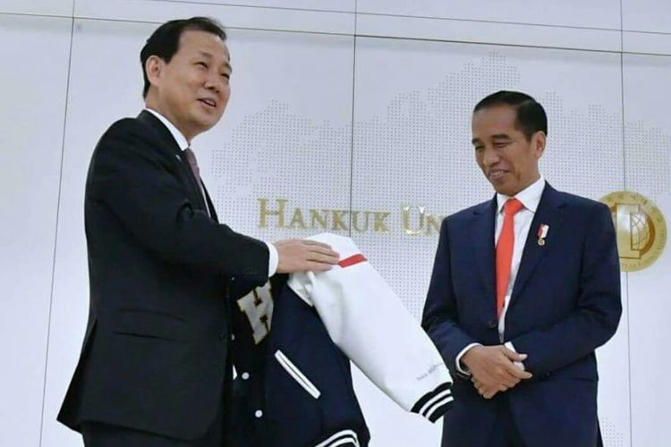 Jokowi diberi jaket almamater Hankuk University