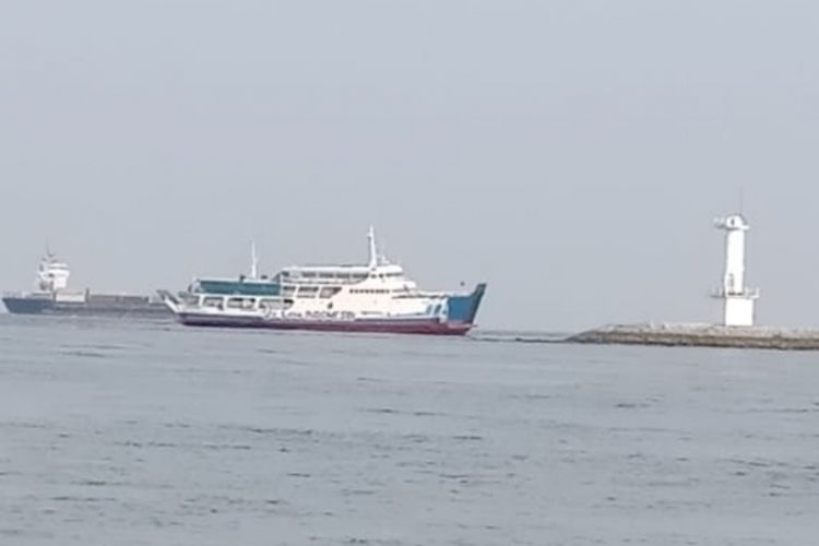 Kapal Ferry MV Satria Pratama yang bermuatan 50 penumpang kandas di perairan Pulau Hellen Mars Takong Kecil, Batam, Kepulauan Riau (Kepri), Selasa (18/9/2018).