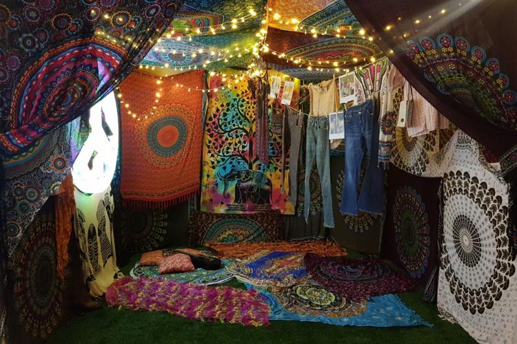 Gaya busana hippies dengan jeans di Wall of Fades 2018