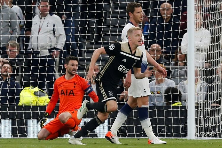 Donny Van de Beek melakukan selebrasi seusai membobol gawang Tottenham Hotspur pada pertandingan leg pertama babak semifinal Liga Champions, Rabu (1/5/2019) lalu.