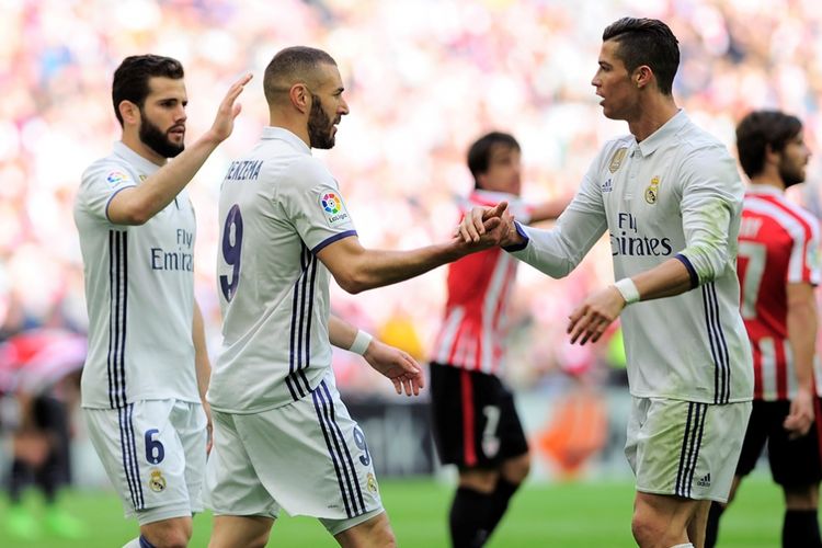 Karim Benzema (tengah) dan Cristiano Ronaldo (kanan) merayakan gol Real Madrid ke gawang Athletic Bilbao pada partai lanjutan La Liga - kasta teratas Liga Spanyol - di Stadion San Mames, Sabtu (18/3/2017).