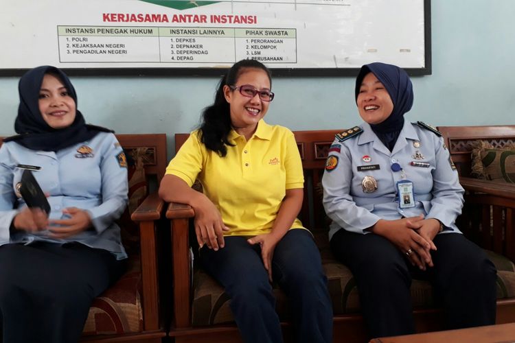 Mantan anggota Komisi V DPR, Damayanti Wisnu Putranti (baju kuning), Senin (21/8/2017)