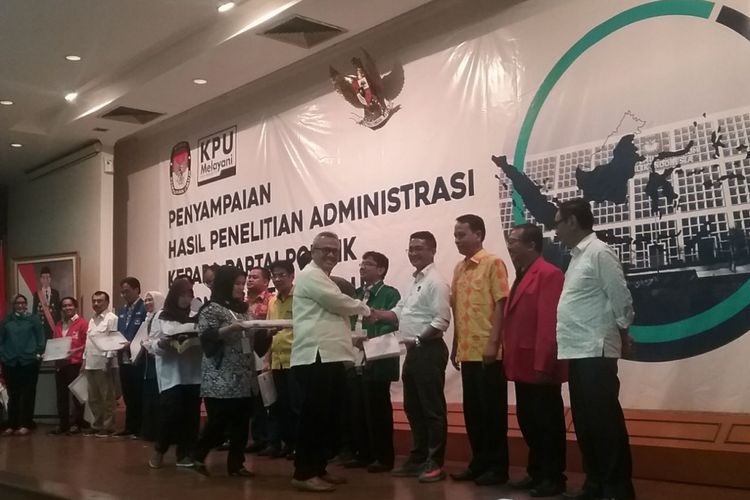 Ketua Komisi Pemilihan Umum (KPU) RI Arief Budiman menyerahkan hasil penelitian administrasi kepada 14 partai politik calon peserta Pemilu 2019, di KPU RI Pusat, Jakarta, Jumat (17/11/2017).