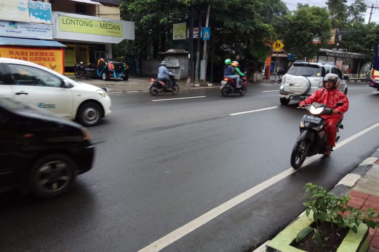 Pengendara motor melintas melawan arah.