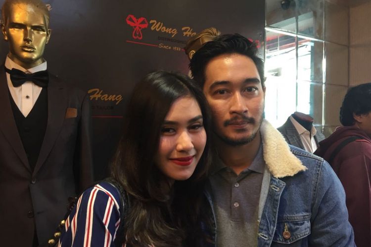Jeje Govinda dan Syahnaz Sadiqah menjalani fitting baju di Wong Hang Tailor, Gandaria, Jakarta Selatan, Rabu (7/2/2018).