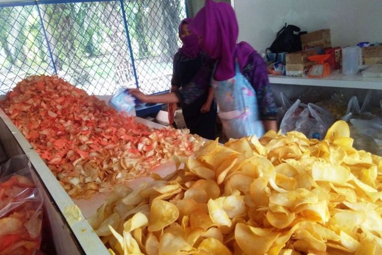 Pekerja menisiriskan keripik di lokasi Keripik Rindu, Desa Air Itam, Kecamatan Gebang, Kabupaten Langkat, Sumatera Utara, Jumat (30/3/2018).