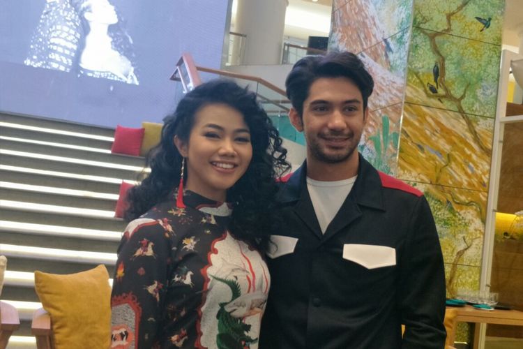  Yura Yunita dan Reza Rahadian saat jumpa pers peluncuran klip video Pekat di La Moda, Plaza Indonesia, Thamrin, Jakarta Pusat, Jumat (4/5/2018).