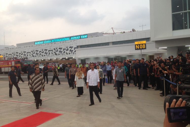 Presiden Joko Widodo bersama Nyonya Iriana, berjalan di apron terminal bandara Ahmad Yani Semarang sebelum lepas landas, Kamis (7/6/2018)