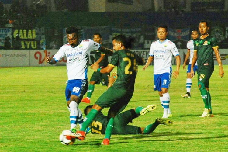 Stiker Persib Bandung, Patrich Wanggai, saat berebut bola dengan pemain PS Tira dalam pertandingan Liga 1 yang berakhir 3-2 untuk kemenangan Persib. Wanggai mencetak dua gol dalam laga di kandang PS Tira ini.
