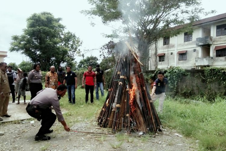 Ribuan anak panah yang dimusnahkan dengan cara dibakar