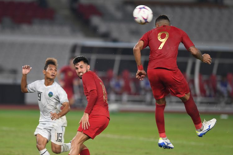 Pesepak bola Indonesia Alberto Goncalves (kanan) menyundul bola untuk mencetak gol ke gawang Timor Leste dalam laga lanjutan Piala AFF 2018 di Stadion Utama Gelora Bung Karno, Jakarta, Selasa (13/11/2018). Indonesia menang dengan skor 3-1.  