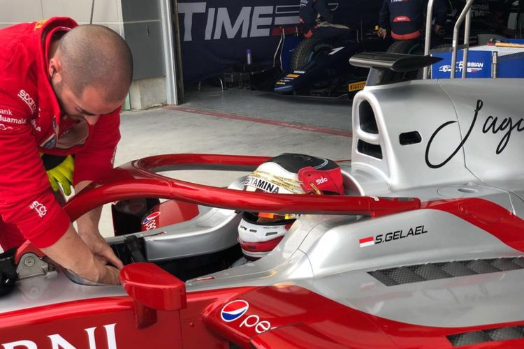 Pebalap Pertamina Prema Theodore Racing asal Indonesia, Sean Gelael, sedang melakukan persiapan guna meraih hasil yang baik pada seri penutupan balapan Formula 2 di sirkuit Yas Marina, Abu Dhabi, Uni Emirat Arab 23-25 November 2018.