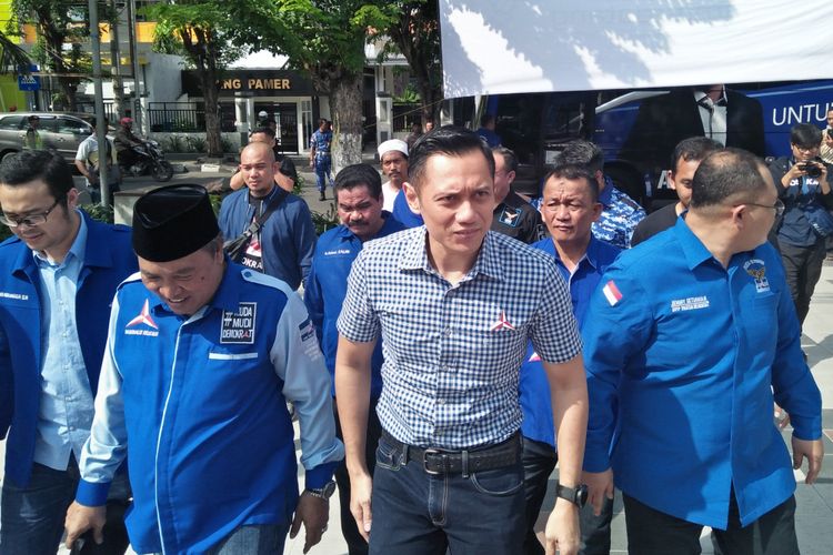 Agus Harimurti Yudhoyono (tengah) saat berkunjung ke Gresik, Jumat (24/1/2019).
