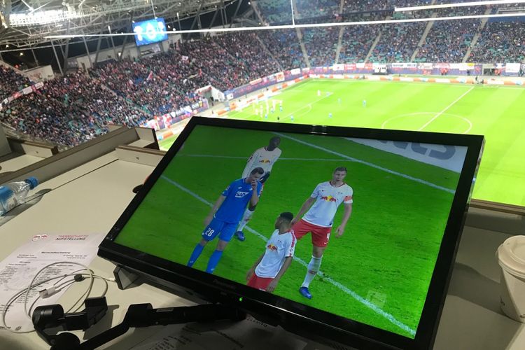 Suasana pertandingan RB Leipzig vs TSG 1899 Hoffenheim dilihat dari tribune media Stadion Red Bull Arena, 25 Februari 2019. 