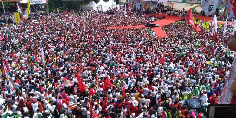 Pendukung Jokowi memadati arena kampanye di kompleks GOR Satria Purwokerto, Jawa Tengah, Kamis (4/4/2019)