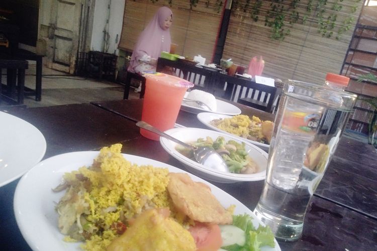 Pengunjung menikmati makanan di J&J Cafe dan Resto, Kota Idi, Kabupaten Aceh Timur